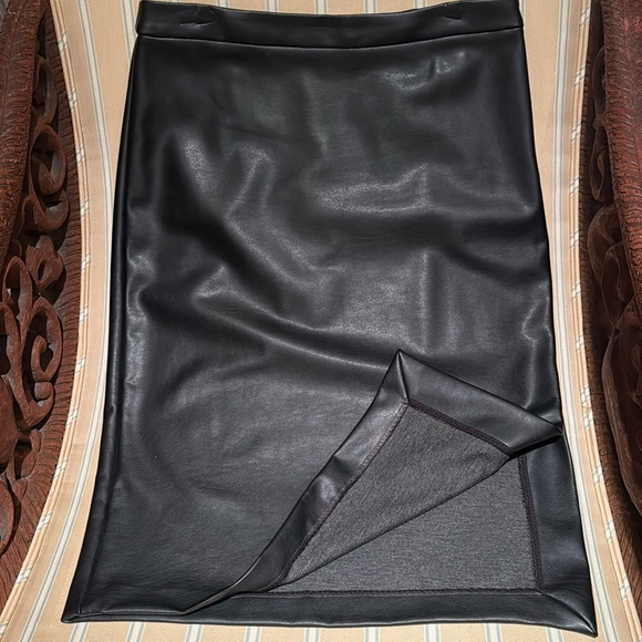 BLACK BANANA REPUBLIC FAUX LEATHER PENCIL SKIRT IN BLACK SIZE US 4 - Picture 7 of 15